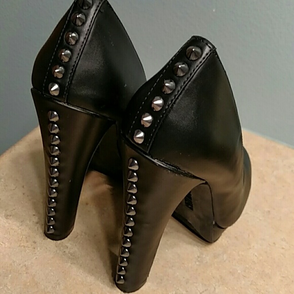Cosmopolitan Shoes Cosmopolitan Pumps Sz 9 With Stud Detailing